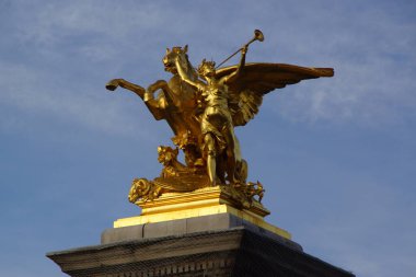 3. Alexandre Köprüsü üzerindeki heykel (Alexandre III Köprüsü), Paris, Pegasus 'un Fame tarafından yönetildiğini resmediyor..