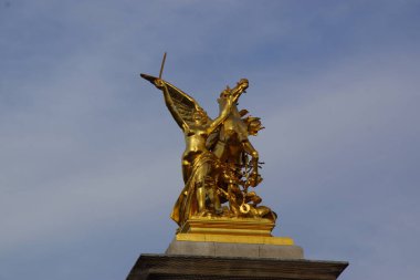 3. Alexandre Köprüsü üzerindeki heykel (Alexandre III Köprüsü), Paris, Pegasus 'un Fame tarafından yönetildiğini resmediyor..