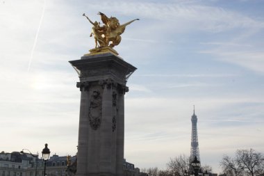Günün sonunda, 3. Alexandre Köprüsü 'nü seyret. Pegasus heykeli ve Eyfel Kulesi 'nin olduğu bir sütun var. Paris, Fransa, Avrupa.