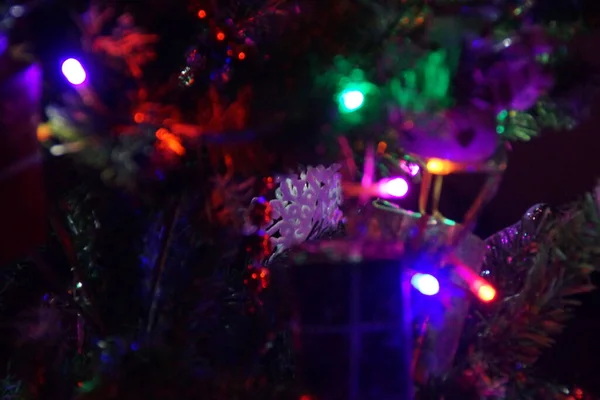Grinaldas Leves Árvore Natal Fora Noite — Fotografia de Stock