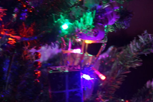 Lichte Bloemenslingers Kerstboom Buiten Nachts — Stockfoto