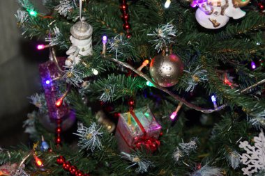 Ağaçtaki güzel Noel süsleri..