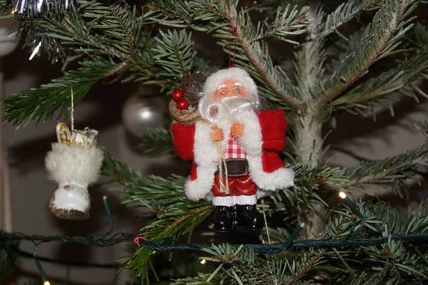 Een Kerstman Hangend Aan Tak Van Boom — Stockfoto