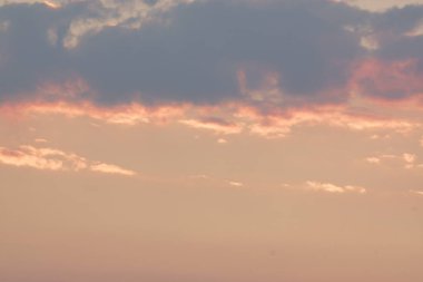 Akşam gökyüzünde muhteşem renkli bulutlar. Gün batımında gökyüzünde parlak, pembe bulutlar. Güzel bir akşam manzarası. Soyut, mor pembe arka plan. Canlı renkli fotoğraf..