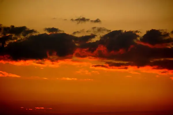 Υπέροχα Πολύχρωμα Σύννεφα Στον Ουρανό Βράδυ Φωτεινά Ροζ Σύννεφα Στον — Φωτογραφία Αρχείου