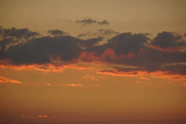 Υπέροχα Πολύχρωμα Σύννεφα Στον Ουρανό Βράδυ Φωτεινά Ροζ Σύννεφα Στον — Φωτογραφία Αρχείου
