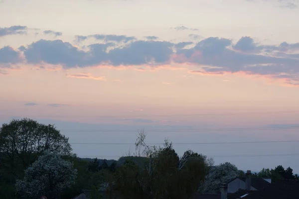 Wspaniałe Kolorowe Chmury Wieczornym Niebie Jasne Różowe Chmury Niebie Zachodzie — Zdjęcie stockowe