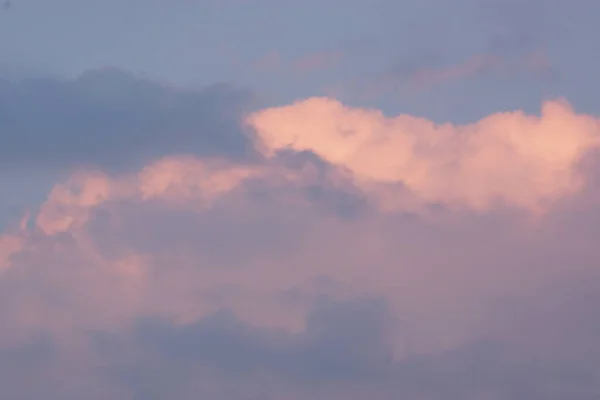 Csodálatos Színes Felhők Esti Égbolton Fényes Rózsaszín Felhők Égen Naplementekor — Stock Fotó