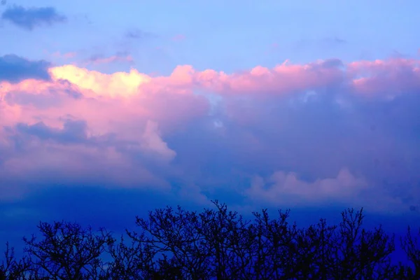 Magnifika Färgglada Moln Natthimlen Ljusa Rosa Moln Himlen Vid Solnedgången — Stockfoto