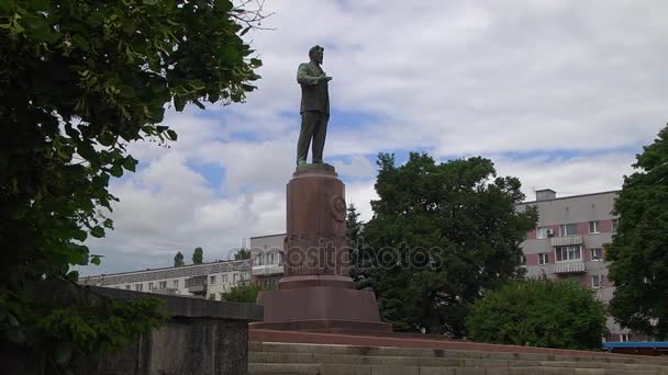 Памятник Михаилу Ивановичу Калинину Вокзале Калининграде — стоковое видео