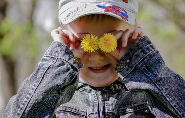 Gözlerini kapatma dandelions tutan çocuk