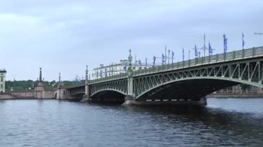 Saint Petersburg Troitsky köprü altında bir teknede