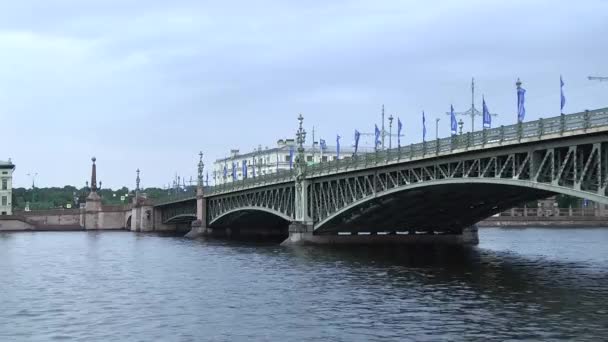 Barco Bajo Puente Troitsky San Petersburgo — Vídeo de stock