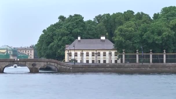 Casa Pietro Nel Giardino Estivo Dalla Nave Durante Notti Bianche — Video Stock