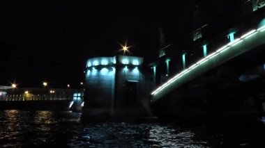 Tekne hisse senedi köprüden gece aydınlatma beyaz geceler sırasında
