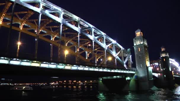 Iluminação Noturna Ponte Volodarsky Barco Durante Noites Brancas — Vídeo de Stock