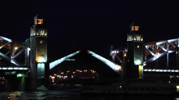 Volodarsky はセント ピーターズバーグの白い夜の間にネヴァ川に架かる橋します — ストック動画