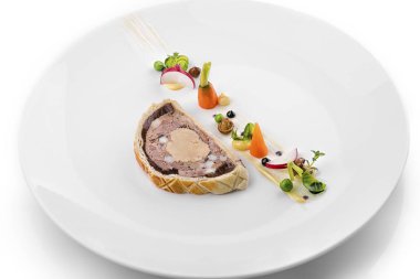 Beyaz tabakta üzerine beyaz izole lezzetli yemek