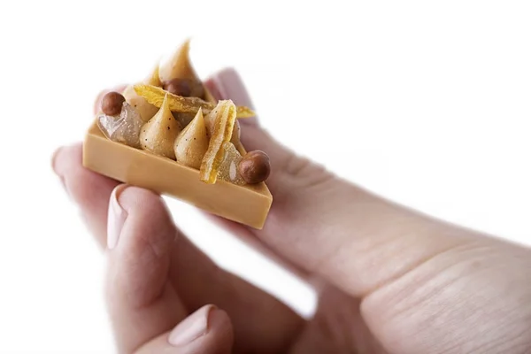 Mujer Sosteniendo Chocolate Aislado Sobre Fondo Blanco — Foto de Stock