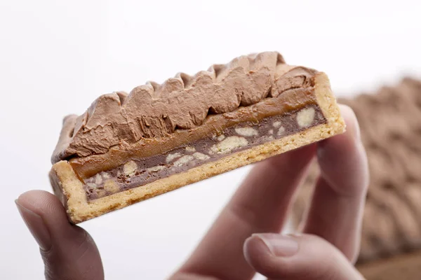 Karamel dolgulu kek tutan el
