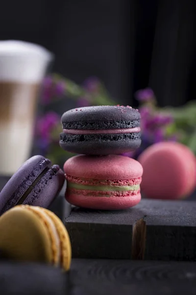 Tablo renkli macarons yakın çekim görünümünü