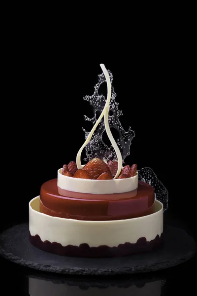 Taart Gedecoreerd Met Witte Chocolade Verse Aardbeien — Stockfoto