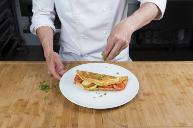 Omlet maydanoz ile yağmurlama Şef görünümünü kırpılmış