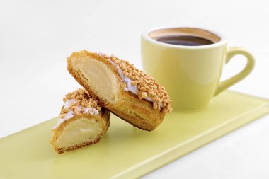 Fincan espresso tepsi ile pasta