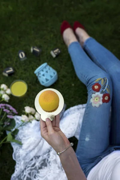 Ansicht Einer Frau Die Kuchen Auf Grünem Gras Hält — Stockfoto