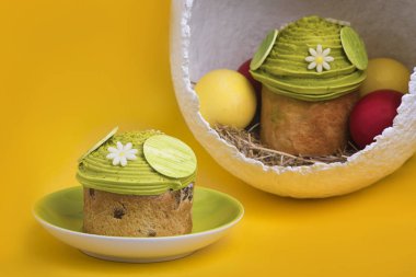 Dekoratif yumurta ile geleneksel Paskalya ekmek