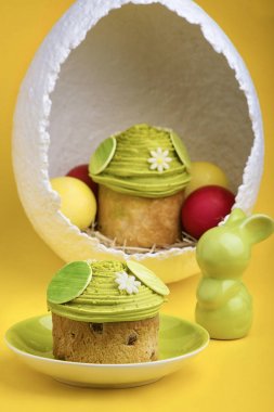 Dekoratif yumurta ve tavşan figürü ile geleneksel Paskalya ekmek