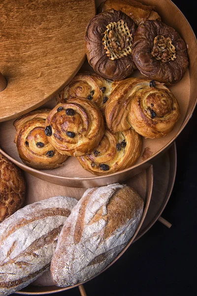 Tepsiler üzerinde çeşitli taze ekmek yapım ürünleri