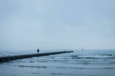 Adam denizde, Grado, İtalya