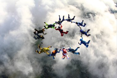 Gökyüzünde büyük grubudur skydivers.