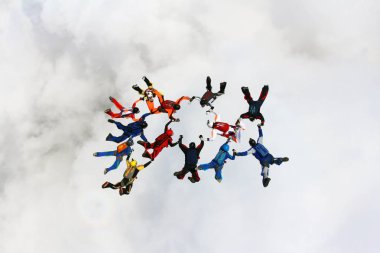 Gökyüzünde büyük grubudur skydivers.