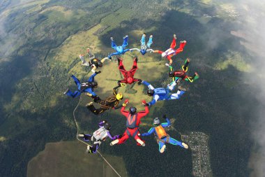 Gökyüzünde büyük grubudur skydivers.