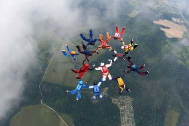 Gökyüzünde büyük grubudur skydivers.