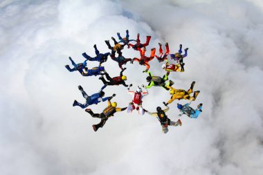 Gökyüzünde büyük grubudur skydivers.