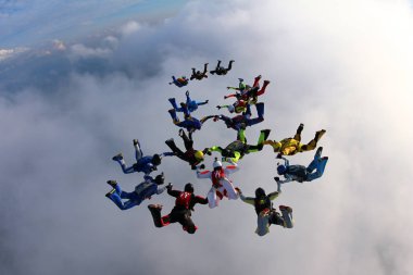 Gökyüzünde büyük grubudur skydivers.