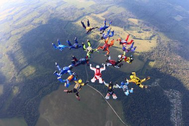 Paraşütle atlama. Gökyüzünde skydivers oluşan bir gruptur.