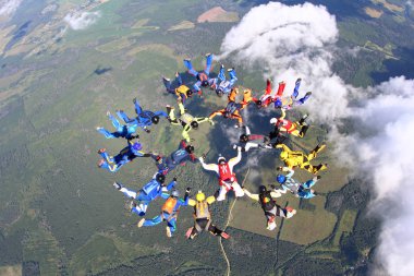 Paraşütle atlama. Gökyüzünde skydivers oluşan bir gruptur.