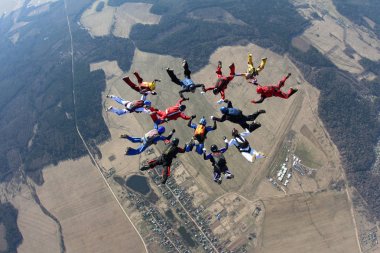 Paraşütle atlama. Gökyüzünde skydivers oluşan bir gruptur.