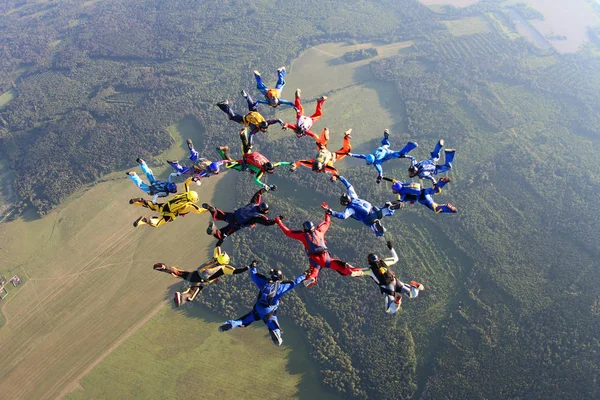 一大群跳伞在天空中 — 图库照片