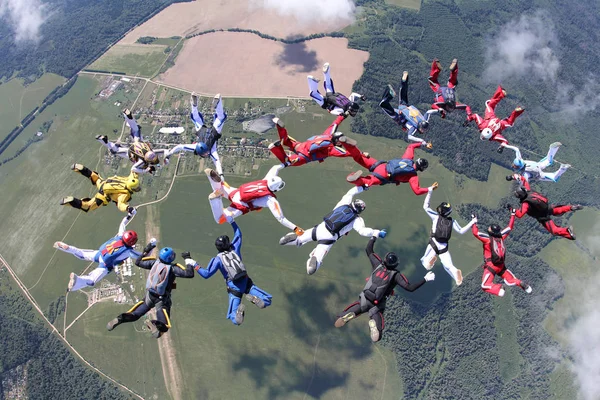 一大群跳伞在天空中 — 图库照片