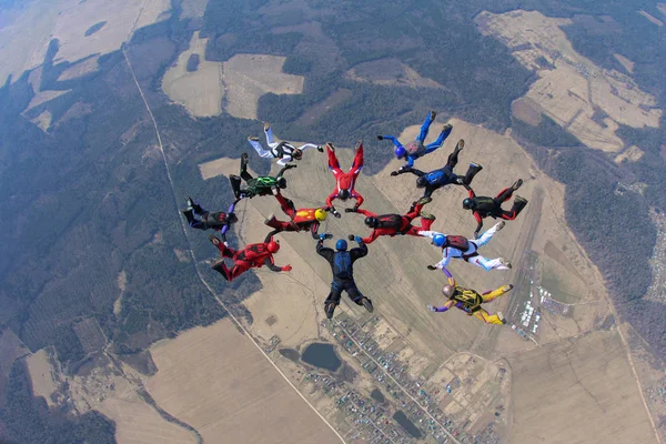 Paraşütle atlama. Gökyüzünde skydivers oluşan bir gruptur.