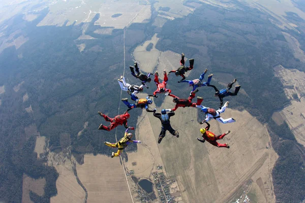 Paraşütle atlama. Gökyüzünde skydivers oluşan bir gruptur.