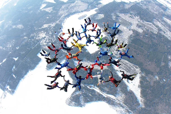 Paraşütle atlama. Gökyüzünde skydivers oluşan bir gruptur.
