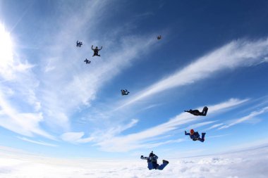 Paraşütle atlama. Gökyüzünde skydivers oluşan bir gruptur.