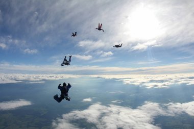 Paraşütle atlama. Gökyüzünde skydivers oluşan bir gruptur.