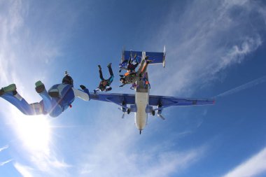 Paraşütle atlama. Gökyüzünde skydivers oluşan bir gruptur.